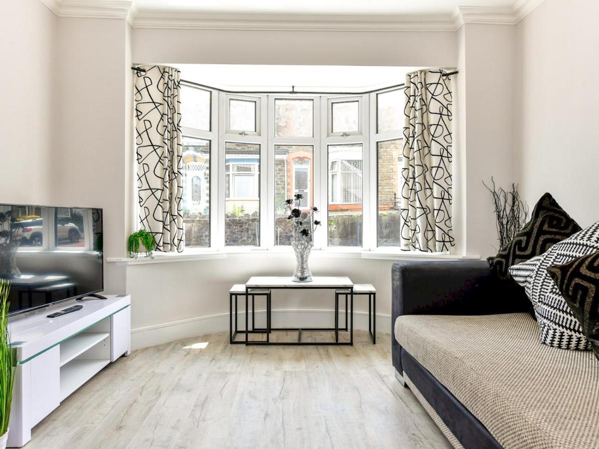 Pass The Keys Newly Refurbished Modern Bungalow - Pets Welcome Holiday home Swansea
