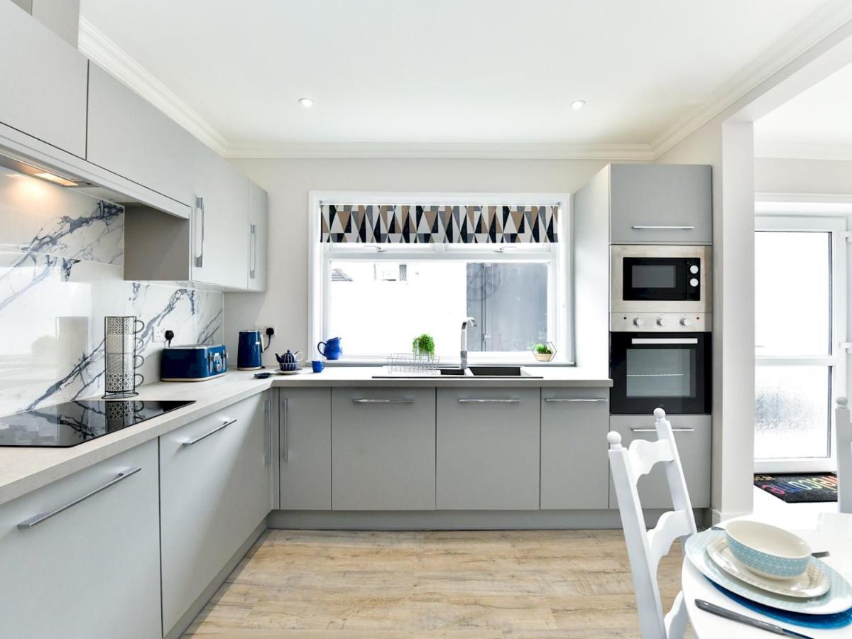 Pass The Keys Newly Refurbished Modern Bungalow - Pets Welcome Holiday home Swansea