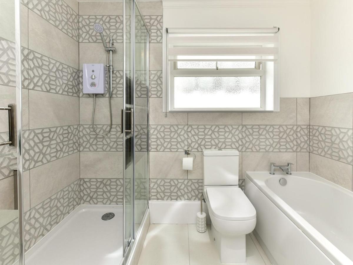 Pass The Keys Newly Refurbished Modern Bungalow - Pets Welcome Holiday home Swansea
