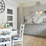 Pass The Keys Newly Refurbished Modern Bungalow - Pets Welcome