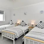 Pass The Keys Newly Refurbished Modern Bungalow - Pets Welcome