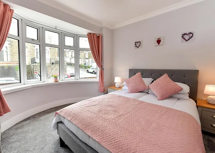 Pass The Keys Newly Refurbished Modern Bungalow - Pets Welcome