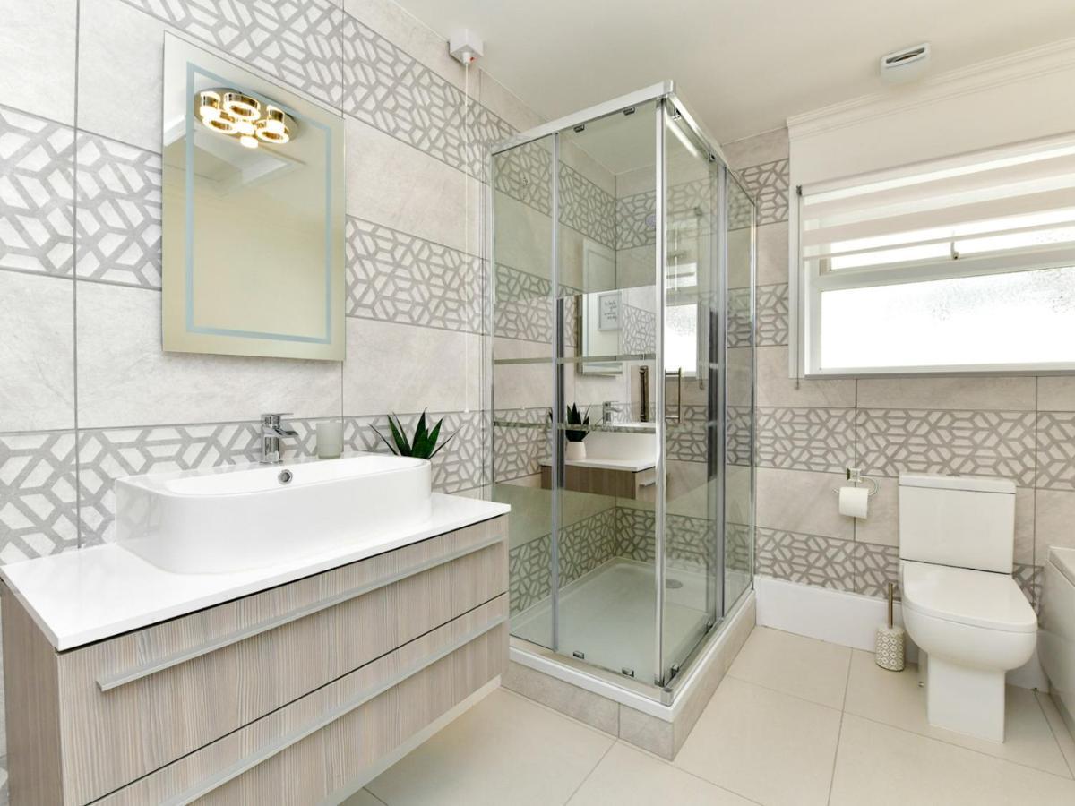Pass The Keys Newly Refurbished Modern Bungalow - Pets Welcome