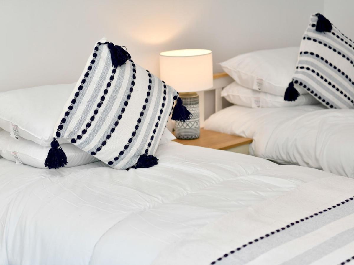 Pass The Keys Newly Refurbished Modern Bungalow - Pets Welcome Holiday home Swansea