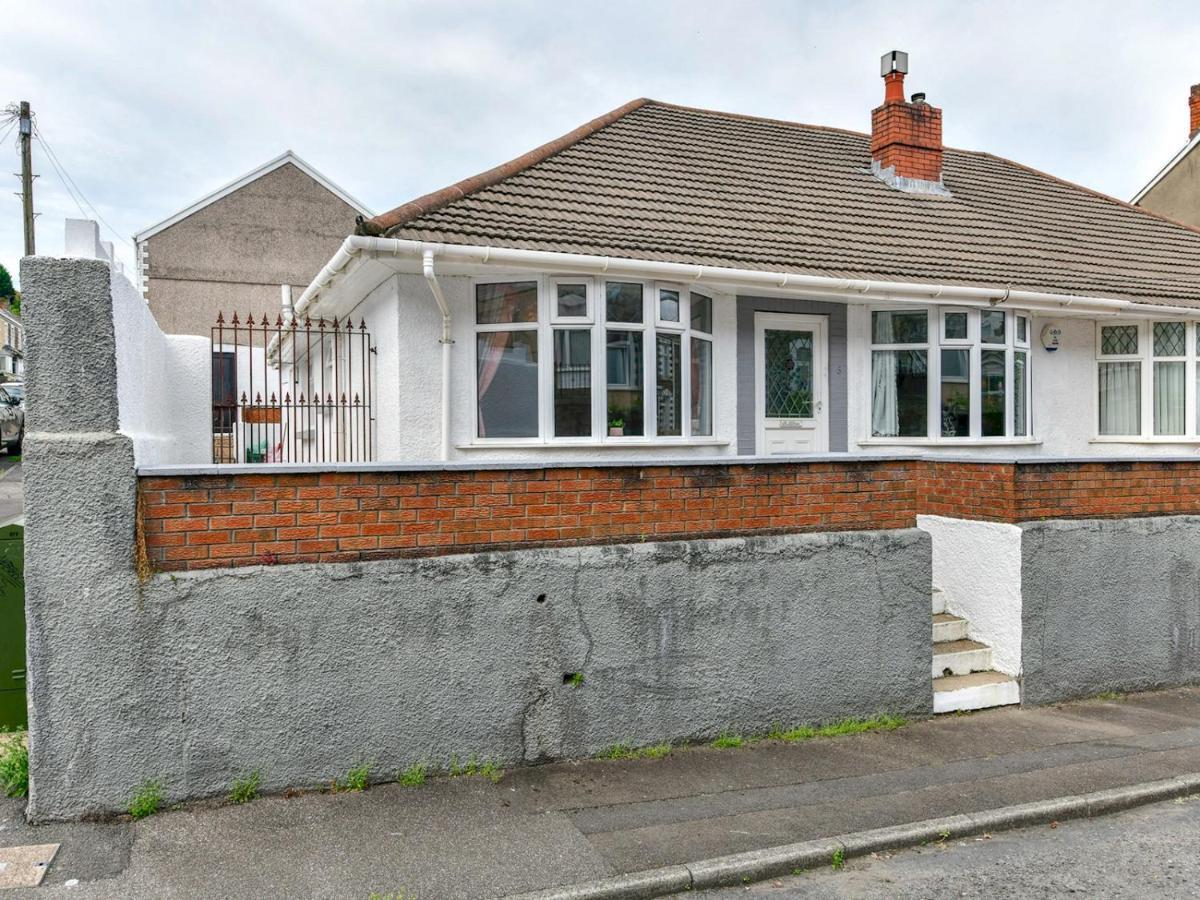 Pass The Keys Newly Refurbished Modern Bungalow - Pets Welcome Holiday home *